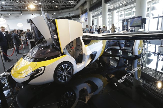 AeroMobil上周在摩洛哥，展示新款“飞行车”的原型。该车的翅膀像昆虫般的可以折叠，预定今年可以量产。(路透)