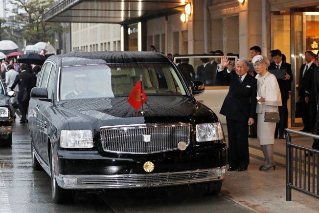 日皇明仁夫妇17日前往奉祀皇室祖先的三重县伊势神宫参拜,图中他们搭乘的就是Century。 路透