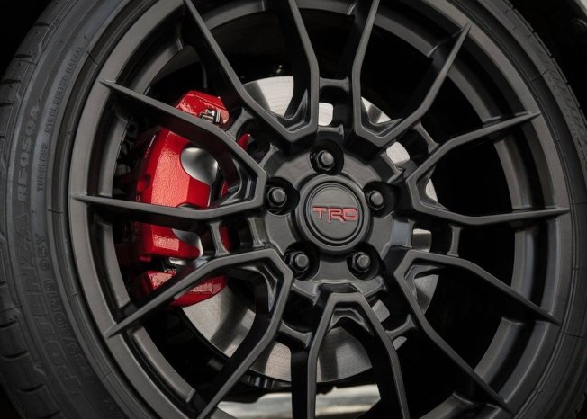 特制的19吋TRD铝圈和双活塞煞车卡钳。(Toyota)